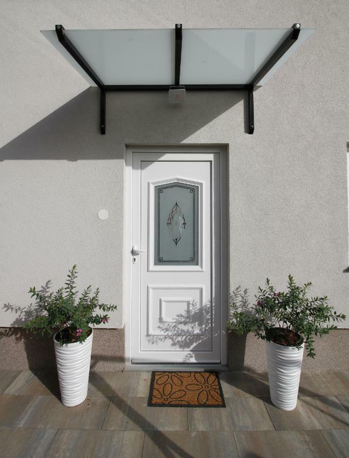 Apartments Klaudija Cizici Exterior photo